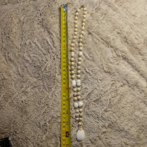 Vintage white / cream / gold costume necklace - Picture 2 of 16